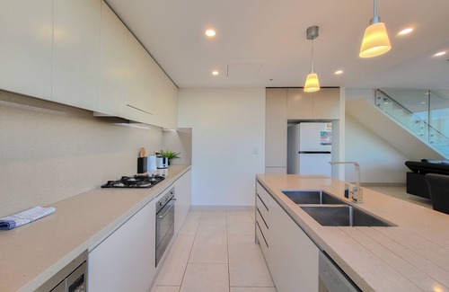 Kogarah Apartamento | Spacious 3-Bed Penthouse with Perfect View