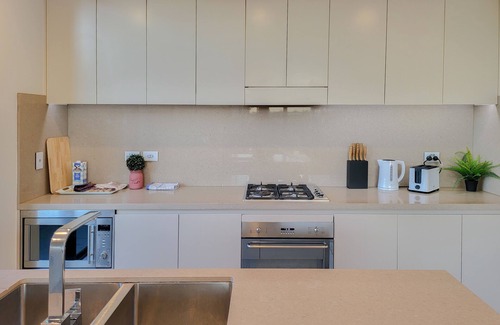 Kogarah Apartamento | Spacious 3-Bed Penthouse with Perfect View