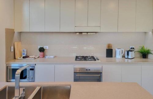 Kogarah Apartamento | Spacious 3-Bed Penthouse with Perfect View