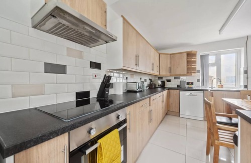 Littlemore Casa | Spacious 3 Bed Semi Detached House in Oxford for Upto 7 Guests