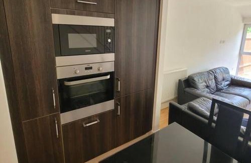 Fenny Stratford Casa | Spacious 3 bed Sleeps 5 and free parking