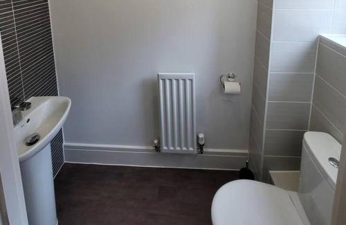 Fenny Stratford Casa | Spacious 3 bed Sleeps 5 and free parking