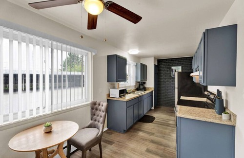 Sterling Heights Apartamento | Spacious 3-Bedroom Oasis with Free Parking