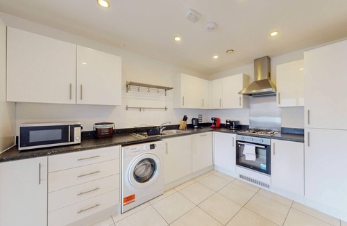 St. George's Apartamento | Spacious 3-Bed with balcony, 5-min walk to station