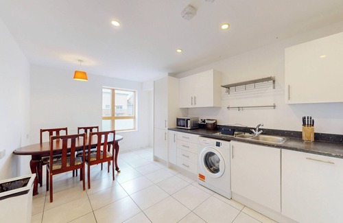 St. George's Apartamento | Spacious 3-Bed with balcony, 5-min walk to station