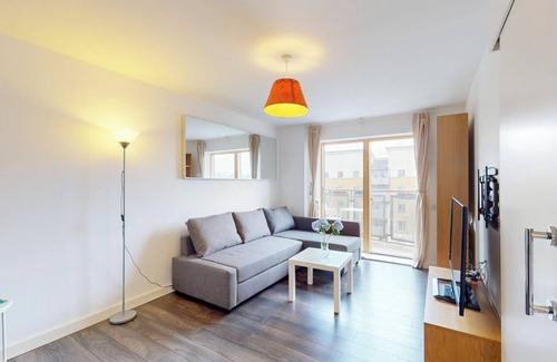 St. George's Apartamento | Spacious 3-Bed with balcony, 5-min walk to station