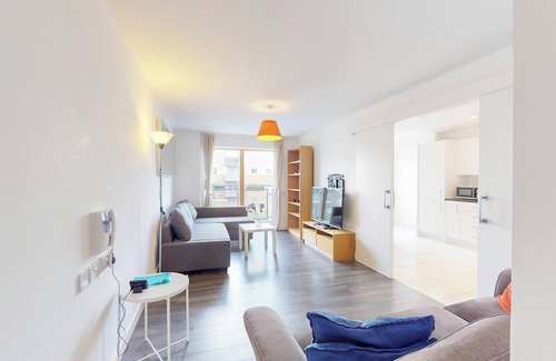 St. George's Apartamento | Spacious 3-Bed with balcony, 5-min walk to station