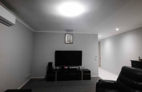 South Morang Casa | Spacious 3-Bedroom Home, 5 Mins to Westfield, South Morang Station & Schools