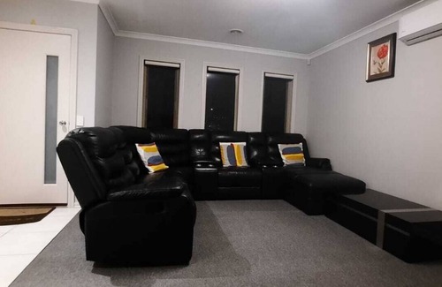 South Morang Casa | Spacious 3-Bedroom Home, 5 Mins to Westfield, South Morang Station & Schools