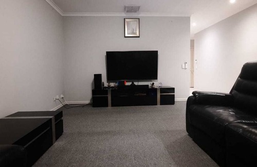 South Morang Casa | Spacious 3-Bedroom Home, 5 Mins to Westfield, South Morang Station & Schools