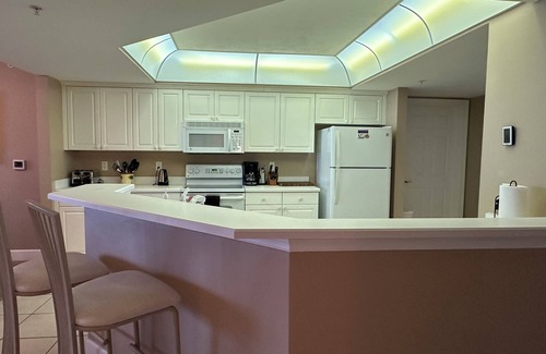 Daytona Beach Shores Condominio | Spacious 3-bedroom oceanfront condo in charming Daytona Beach Shores.