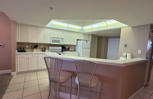 Daytona Beach Shores Condominio | Spacious 3-bedroom oceanfront condo in charming Daytona Beach Shores.