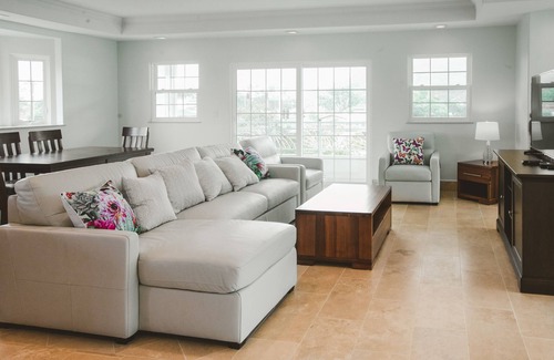 Portlock Casa | Spacious 3 Bedroom / 2 Bath / Sleeps 8