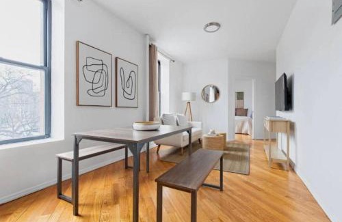 East Harlem Apartamento | Spacious 3-Bedroom, 2-Bath Apartment in Prime NYC Location