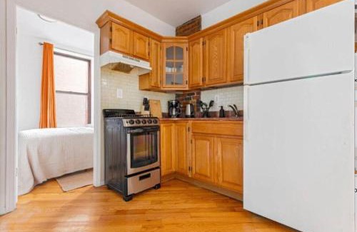 East Harlem Apartamento | Spacious 3-Bedroom, 2-Bath Apartment in Prime NYC Location