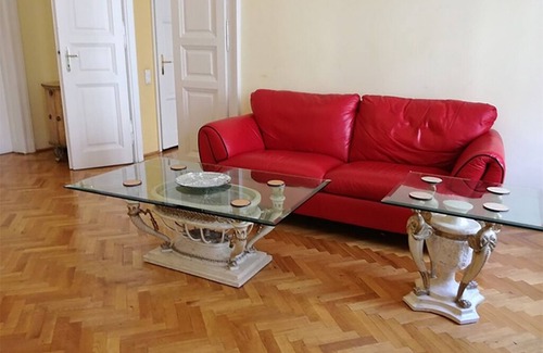 Palace District Apartamento | Spacious 3-bedroom 3 bathroom apartment in 5th district next to Károly Gardens