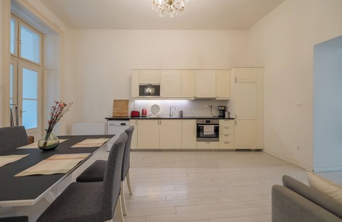 Terezvaros Apartamento | Spacious 3 bedroom, 3 ensuite bathroom elegant apartment near the Opera House