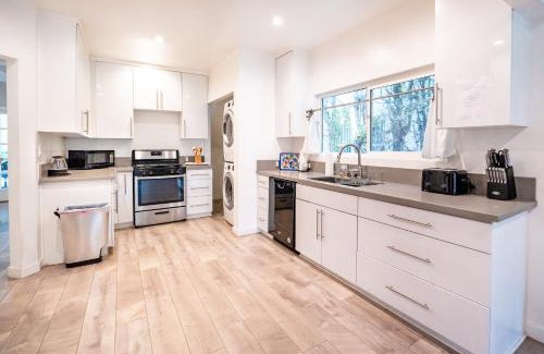 Carthay Circle Apartamento | Spacious 3-Bedroom 3-Bathroom with 2-Living Room by Beverly Hills