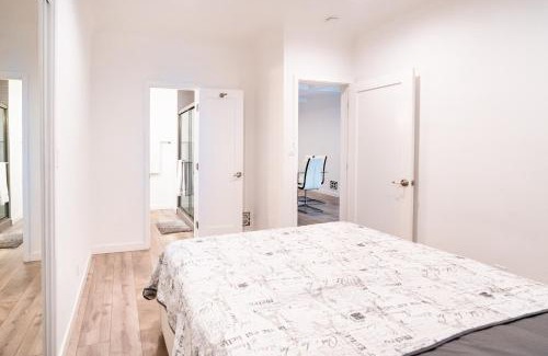 Carthay Circle Apartamento | Spacious 3-Bedroom 3-Bathroom with 2-Living Room by Beverly Hills