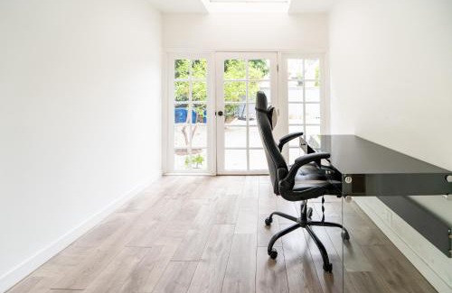 Carthay Circle Apartamento | Spacious 3-Bedroom 3-Bathroom with 2-Living Room by Beverly Hills