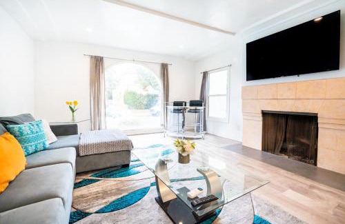 Carthay Circle Apartamento | Spacious 3-Bedroom 3-Bathroom with 2-Living Room by Beverly Hills
