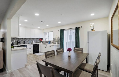 Cypress Apartamento | Spacious 3 bedroom/5 beds near Disneyland/Central OC: 15 minute drive to Disney