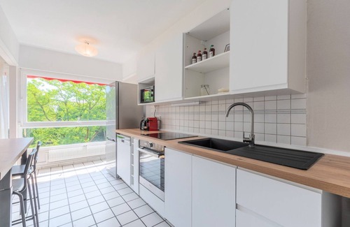 Lambersart Apartamento | Spacious 3 bedroom apartment & private parking!