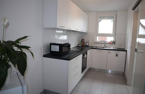 Renningen Apartamento | Spacious 3-bedroom apartment in welcoming Renningen with laundry