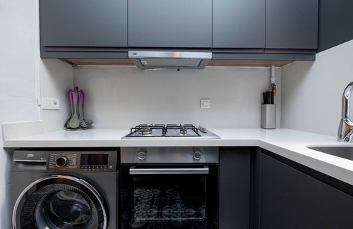 Cihangir Apartamento | Spacious 3-bedroom apartment with WiFi, AC in charming Istanbul