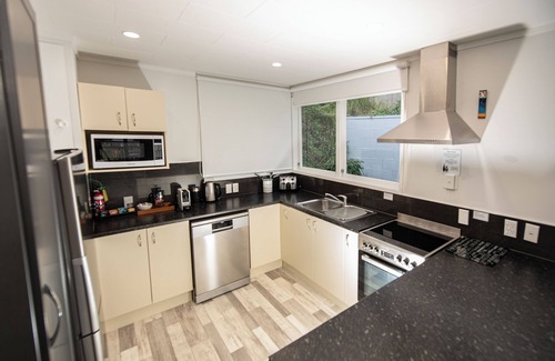 Tauranga Apartamento | Spacious 3-bedroom apartment in Tauranga with partial inner harbour views