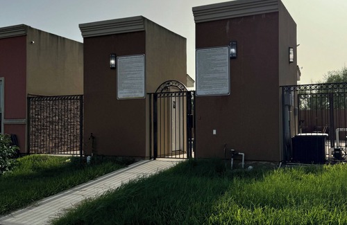 Edinburg Apartamento | Spacious 3-bedroom apartment in delightful North McAllen with WiFi, and pool!