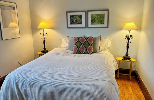 Syracuse Apartamento | Spacious 3-bedroom apartment with WiFi, AC in Syracuse
