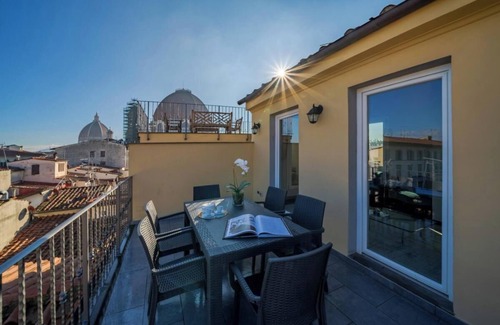 Santa Maria Novella Apartamento | Spacious 3-Bedroom Apartment with Stunning Rooftop Terraces in San Lorenzo