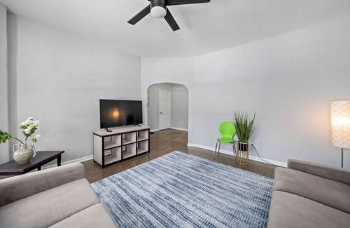 Woodlawn Apartamento | Spacious 3-bedroom apartment in cool Chicago with WiFi, AC