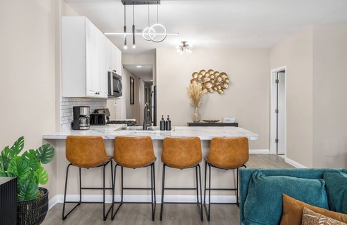 Near West Side Apartamento | Spacious 3-bedroom apartment near downtown, FREE PARKING