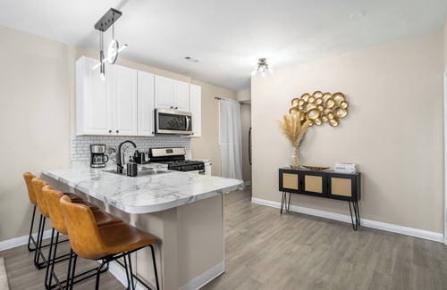Near West Side Apartamento | Spacious 3-bedroom apartment near downtown, FREE PARKING