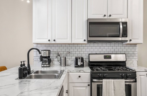 Near West Side Apartamento | Spacious 3-bedroom apartment near downtown, FREE PARKING