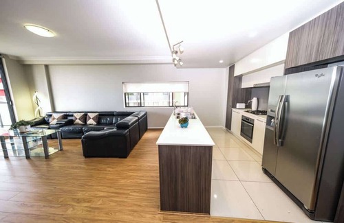 North Rocks Apartamento | Spacious 3 bedroom apt lift access near Parramatta