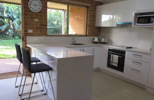 Mona Vale Casa | Spacious 3 bedroom beach apartment.