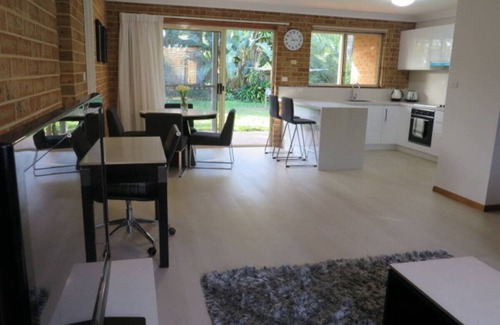 Mona Vale Casa | Spacious 3 bedroom beach apartment.