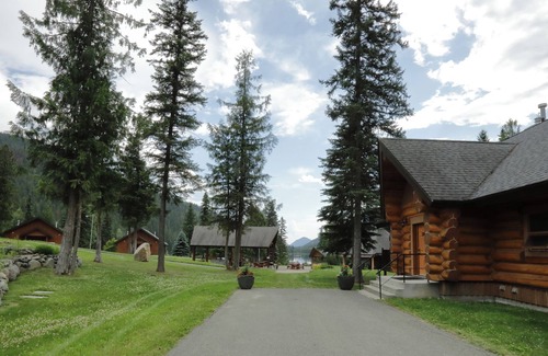 Clearwater Cabina | Spacious 3 Bedroom, 3 Bathroom Cabin near Wells Gray Waterfall in Beautiful BC!