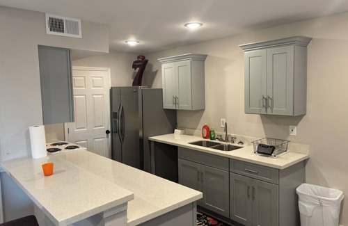Kenner - Louis Armstrong International Airport Apartamento | Spacious 3-bedroom corporate apartment with WiFi, AC in lovely Kenner