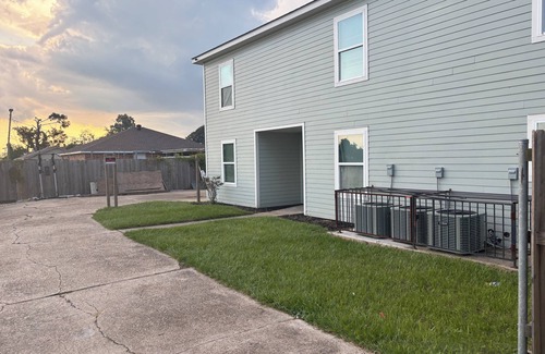 Kenner - Louis Armstrong International Airport Apartamento | Spacious 3-bedroom corporate apartment with WiFi, AC in lovely Kenner