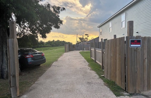 Kenner - Louis Armstrong International Airport Apartamento | Spacious 3-bedroom corporate apartment with WiFi, AC in lovely Kenner