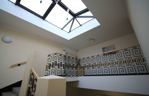Karlovy Vary Apartamento | Amplio apartamento de 3 habitaciones con estacionamiento