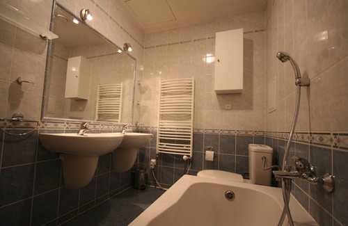 Karlovy Vary Apartamento | Amplio apartamento de 3 habitaciones con estacionamiento