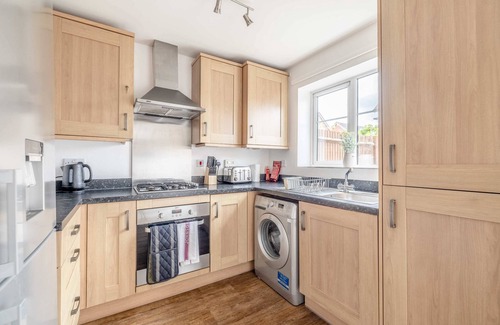 Slough Casa | 3 Bedroom & Parking. Nr Slough, Windsor & Heathrow