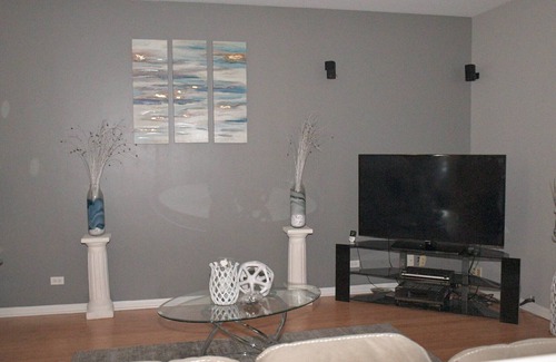 Streamwood Casa | Spacious 3 bedroom home with King bed/Queen bed. Fun game room and Theater room.
