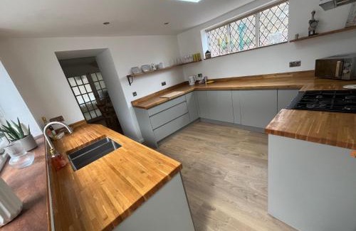 Guisborough Casa | Spacious 3-Bedroom Home in Town Sleeps 5, Free Parking