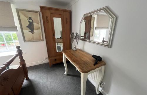 Guisborough Casa | Spacious 3-Bedroom Home in Town Sleeps 5, Free Parking